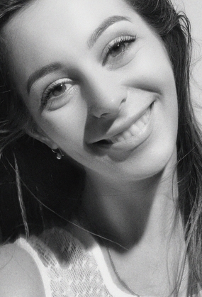 美女甜美笑容黑白肖像图片